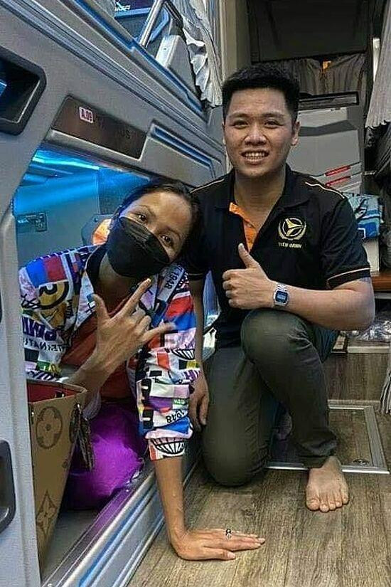 Bức ảnh H'hen Niê đi xe khách được nhân viên nhà xe chia sẻ Bức ảnh H'hen Niê đi xe khách được nhân viên nhà xe chia sẻ