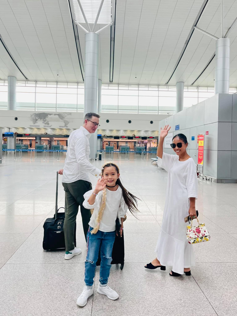 Vợ chồng Đoan Trang sẽ đưa con gái nhỏ sang Singapore sinh sống một thời gian Vợ chồng Đoan Trang sẽ đưa con gái nhỏ sang Singapore sinh sống một thời gian