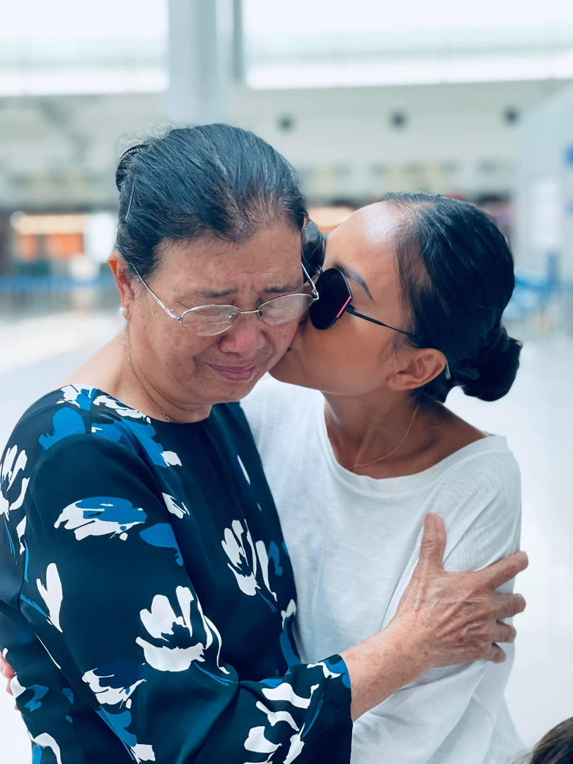 Đoan Trang xúc đông chào tạm biệt người mẹ thân yêu của mình Đoan Trang xúc đông chào tạm biệt người mẹ thân yêu của mình