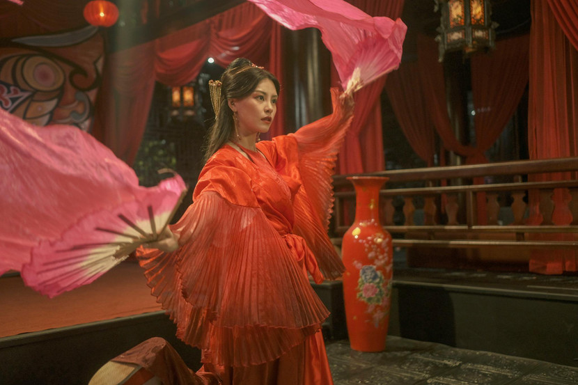 Bùi Lan Hương xuất hiện trong trang phục cổ trang khi thể hiện "Kiều mệnh khúc"