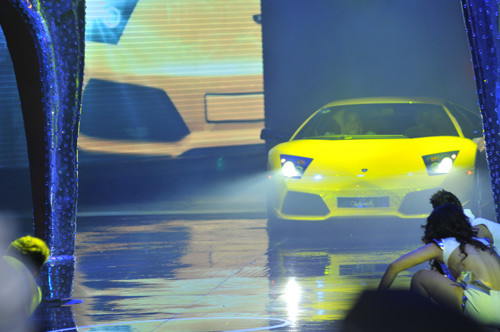 Hồ Ngọc Hà mang siêu xe của chồng lên sân khấu ảnh 1