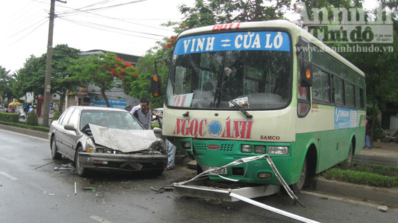 Xe buýt lao qua dải phân cách đè nát đầu xe con ảnh 1