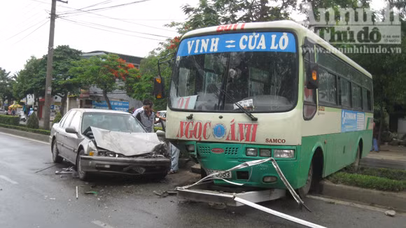 Xe buýt lao qua dải phân cách đè nát đầu xe con ảnh 1