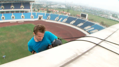 Gai người xem cảnh tuột dây từ nóc sân Mỹ Đình ảnh 1