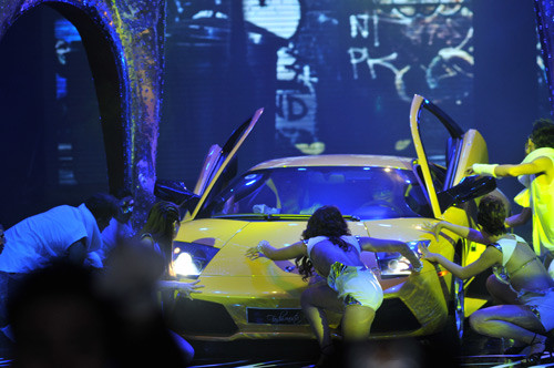 Hồ Ngọc Hà mang siêu xe của chồng lên sân khấu ảnh 2