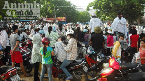 Hàng ngàn công nhân đình công đòi tăng lương, giảm giờ làm ảnh 1