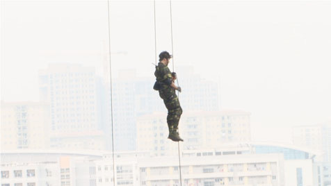 Gai người xem cảnh tuột dây từ nóc sân Mỹ Đình ảnh 6