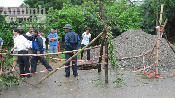 25 khối đất đá để lấp sông ngầm trên đường quốc lộ ảnh 4
