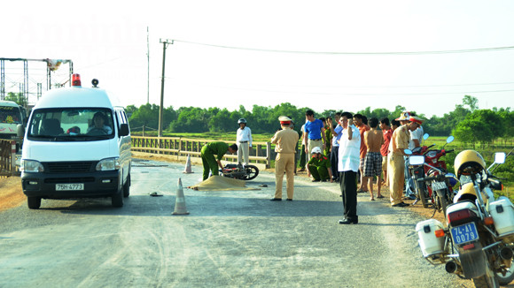 Xe container bỏ chạy sau khi tông chết người ảnh 1