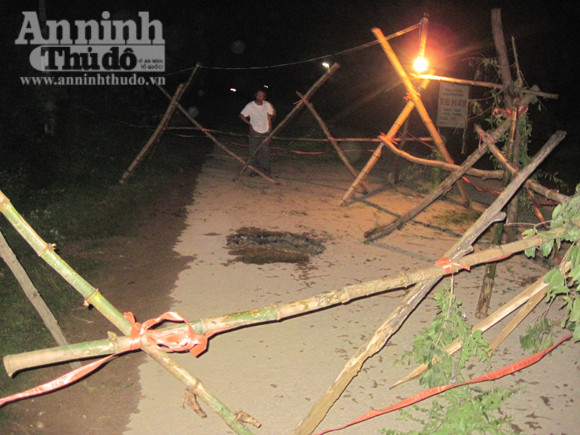 25 khối đất đá để lấp sông ngầm trên đường quốc lộ ảnh 2