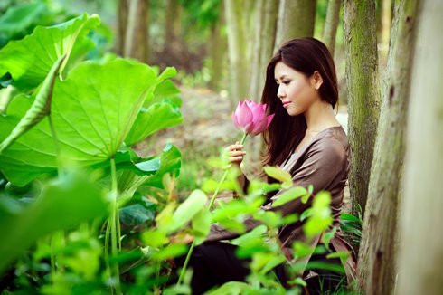 Hoa hậu biển Nguyễn Thị Loan mộc mạc bên đóa hoa sen ảnh 9