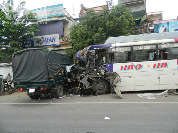 Tai nạn xe khách kinh hoàng, nhiều người bị thương ảnh 2