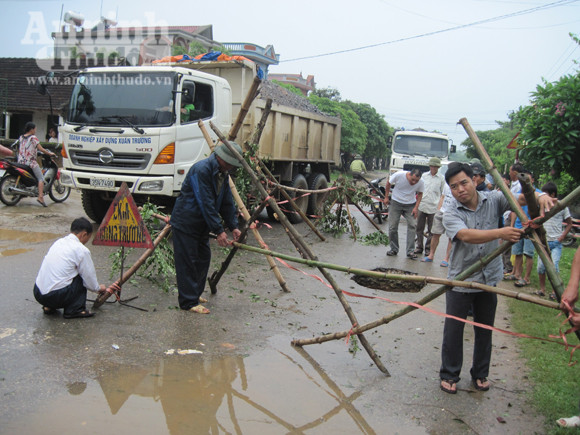 25 khối đất đá để lấp sông ngầm trên đường quốc lộ ảnh 1