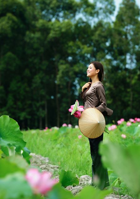 Hoa hậu biển Nguyễn Thị Loan mộc mạc bên đóa hoa sen ảnh 5