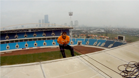 Gai người xem cảnh tuột dây từ nóc sân Mỹ Đình ảnh 3