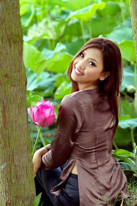 Hoa hậu biển Nguyễn Thị Loan mộc mạc bên đóa hoa sen ảnh 6