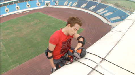 Gai người xem cảnh tuột dây từ nóc sân Mỹ Đình ảnh 2