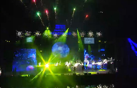 Không khí hân hoan chào đón năm mới 2016 trên khắp mọi miền Tổ quốc ảnh 26