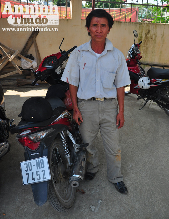 Ông xe ôm "lục tuần" bẻ gãy dao nhọn của tên cướp ảnh 1