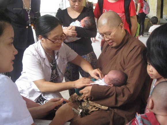 Món quà đầy ý nghĩa với những đứa trẻ mồ côi ảnh 6