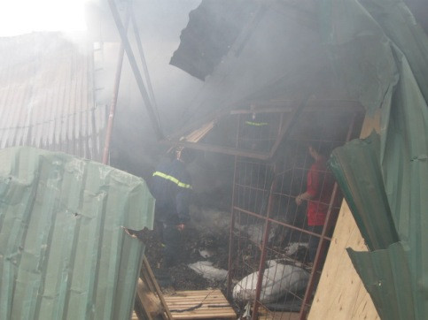 Lửa hoành hành 11 tiếng đồng hồ tại kho hàng gần KCN Vĩnh Tuy ảnh 9