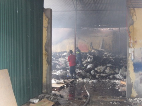 Lửa hoành hành 11 tiếng đồng hồ tại kho hàng gần KCN Vĩnh Tuy ảnh 10