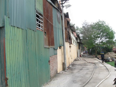 Lửa hoành hành 11 tiếng đồng hồ tại kho hàng gần KCN Vĩnh Tuy ảnh 11