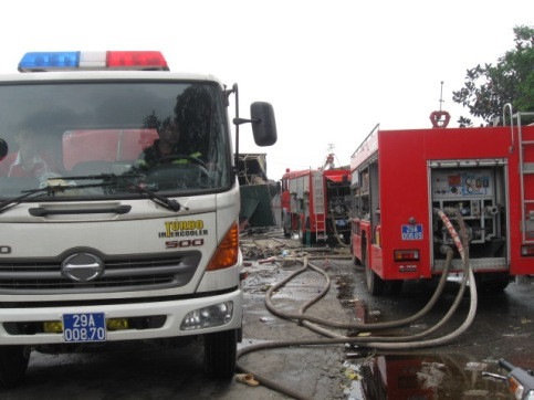 Lửa hoành hành 11 tiếng đồng hồ tại kho hàng gần KCN Vĩnh Tuy ảnh 6