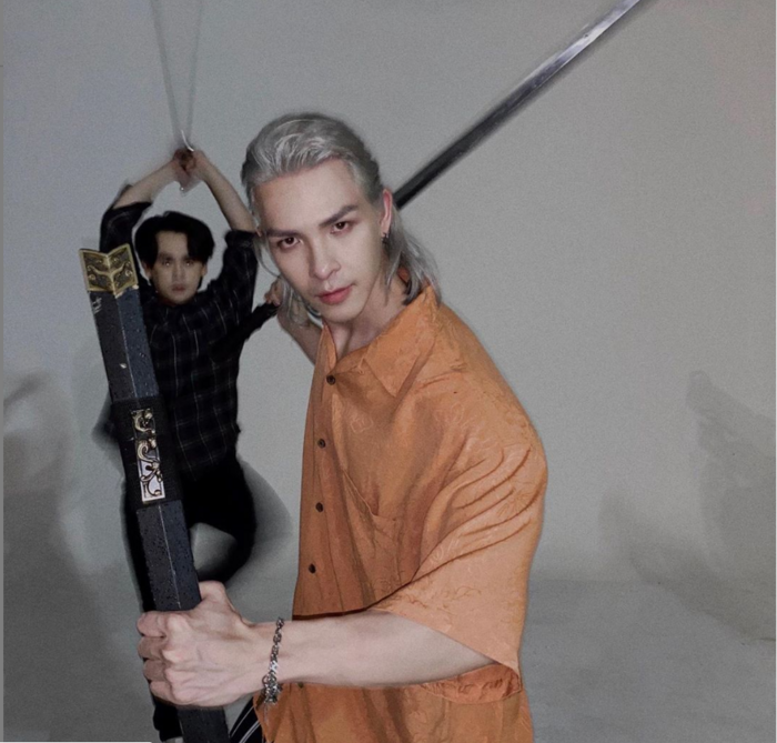 Hình ảnh Denis Đặng tập múa kiếm với Nguyễn Trần Trung Quân để chuẩn bị quay MV Hình ảnh Denis Đặng tập múa kiếm với Nguyễn Trần Trung Quân để chuẩn bị quay MV