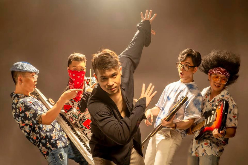 Hình ảnh hài hước và thú vị về ban nhạc Voi Biển