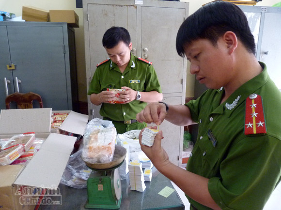 Thu giữ lượng lớn bánh nướng, bánh dẻo nghi bị làm giả ảnh 1