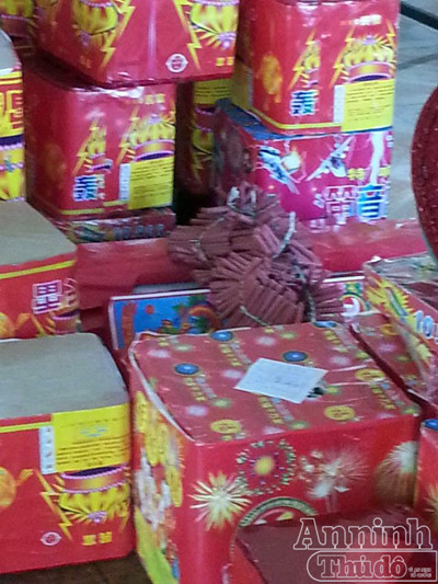 “Xách tay” pháo lậu qua biên giới ảnh 1