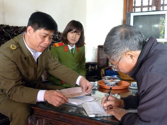 Người dân hào hứng đổi sổ hộ khẩu mới ảnh 4