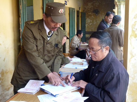 Người dân hào hứng đổi sổ hộ khẩu mới ảnh 2