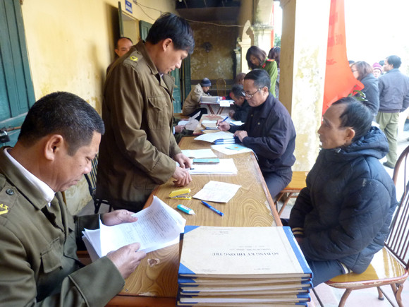 Người dân hào hứng đổi sổ hộ khẩu mới ảnh 1