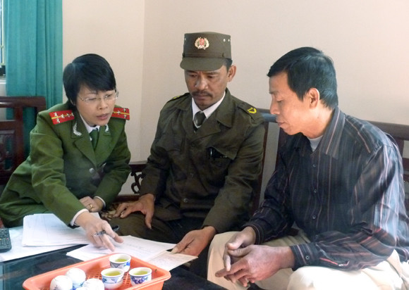 Người dân hào hứng đổi sổ hộ khẩu mới ảnh 3