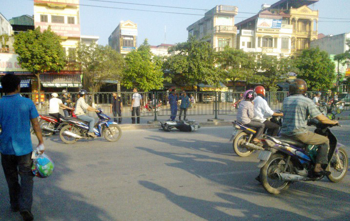 Nam thanh niên gặp nạn nằm bất động vắt ngang dải phân cách ảnh 2