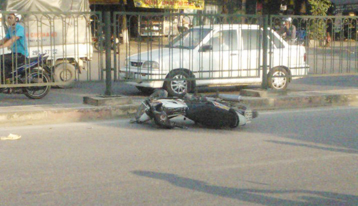 Nam thanh niên gặp nạn nằm bất động vắt ngang dải phân cách ảnh 4