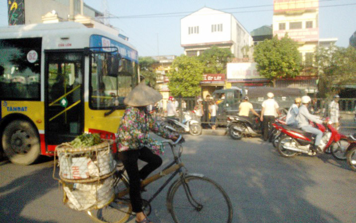 Nam thanh niên gặp nạn nằm bất động vắt ngang dải phân cách ảnh 3