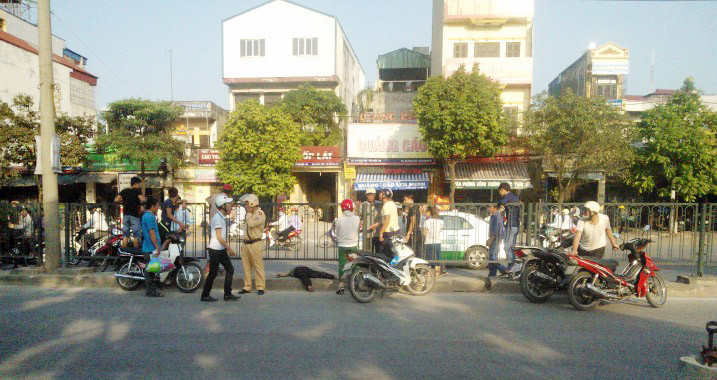 Nam thanh niên gặp nạn nằm bất động vắt ngang dải phân cách ảnh 5 Nam thanh niên gặp nạn nằm bất động vắt ngang dải phân cách ảnh 5