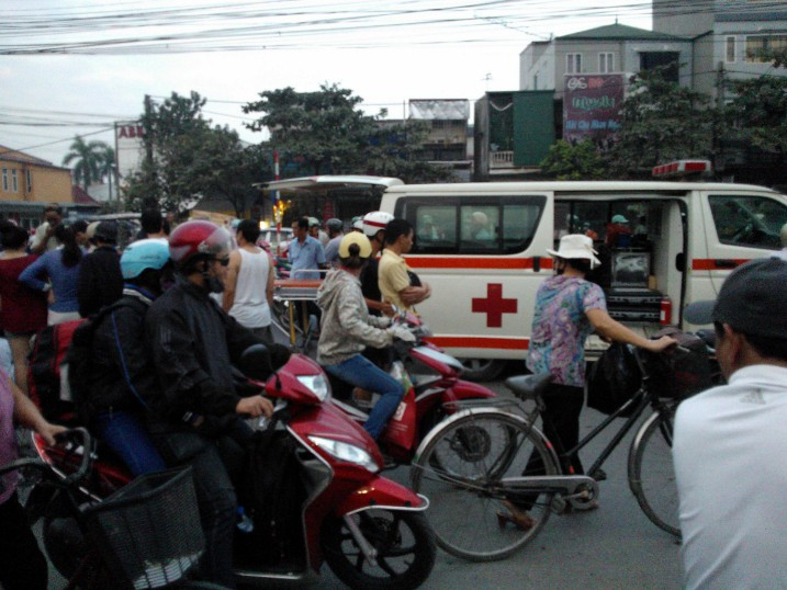 Đi xe ngược chiều bị “tông” gãy chân ảnh 2 Đi xe ngược chiều bị “tông” gãy chân ảnh 2