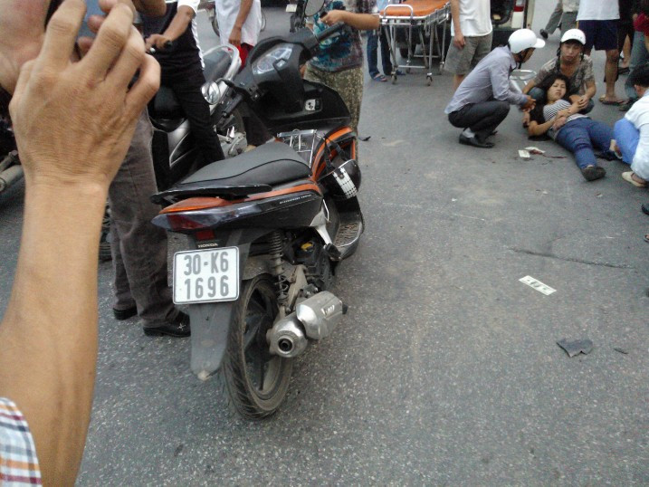 Đi xe ngược chiều bị “tông” gãy chân ảnh 3 Đi xe ngược chiều bị “tông” gãy chân ảnh 3