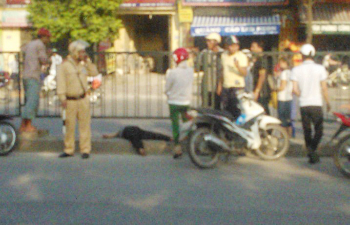 Nam thanh niên gặp nạn nằm bất động vắt ngang dải phân cách ảnh 6