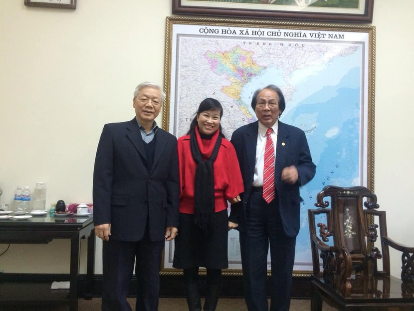 Nghệ sĩ Mai Tuyết Hoa cùng GS Hoàng Chương - bạn học của đồng chí Tổng Bí thư Nguyễn Phú Trọng - đến thăm và chúc Tết đồng chí Tổng Bí thư nhân dịp đầu Xuân mới. Nghệ sĩ Mai Tuyết Hoa cùng GS Hoàng Chương - bạn học của đồng chí Tổng Bí thư Nguyễn Phú Trọng - đến thăm và chúc Tết đồng chí Tổng Bí thư nhân dịp đầu Xuân mới.