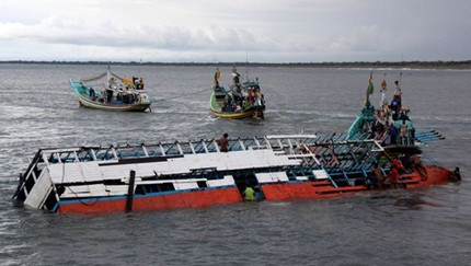 Một tàu cá xuất bến đón 7 ngư dân gặp nạn ảnh 1