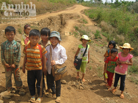 Hằng ngày, các học sinh buôn Xê Đăng phải đi bộ hơn 2km để đến điểm trường với những phòng học tạm