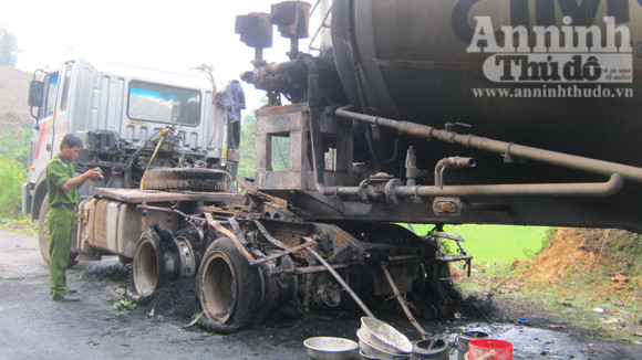 Xe đầu kéo bỗng nhiên bốc cháy khi đang đổ đèo ảnh 3