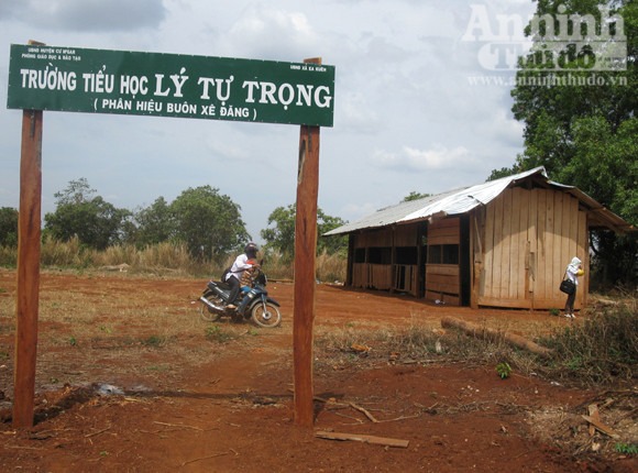 Phân hiệu Trường tiểu học Lý Tự Trọng ở buôn Xê Đăng quá tạm bợ