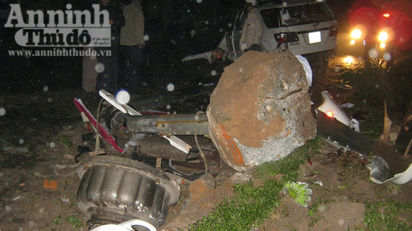 Xe ô tô lao vào cột đèn cao áp, 6 người bị thương nặng ảnh 1