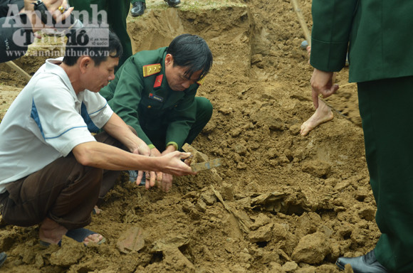 Một số di vật nằm lẫn trong lớp đất được lực lượng tìm kiếm hài cốt liệt sĩ tìm thấy